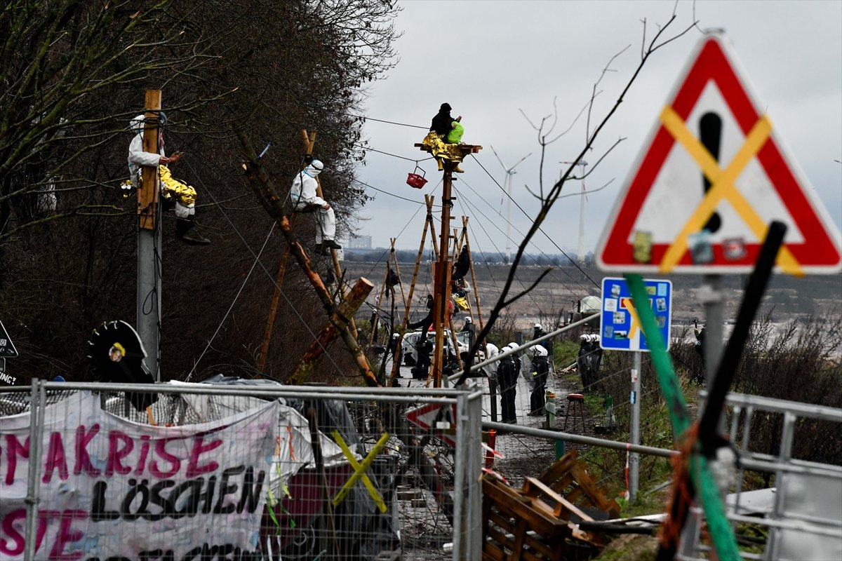 Almanya da polis, maden köyündeki çevrecilere müdahale etti #36
