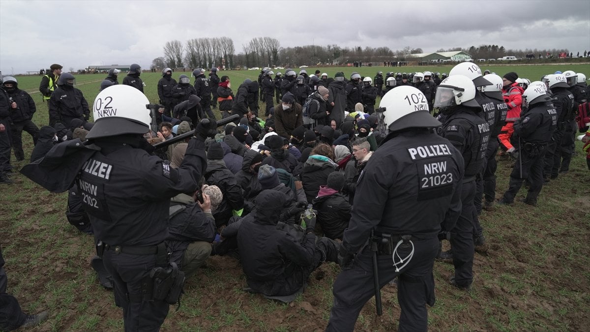 Almanya da polis, maden köyündeki çevrecilere müdahale etti #1