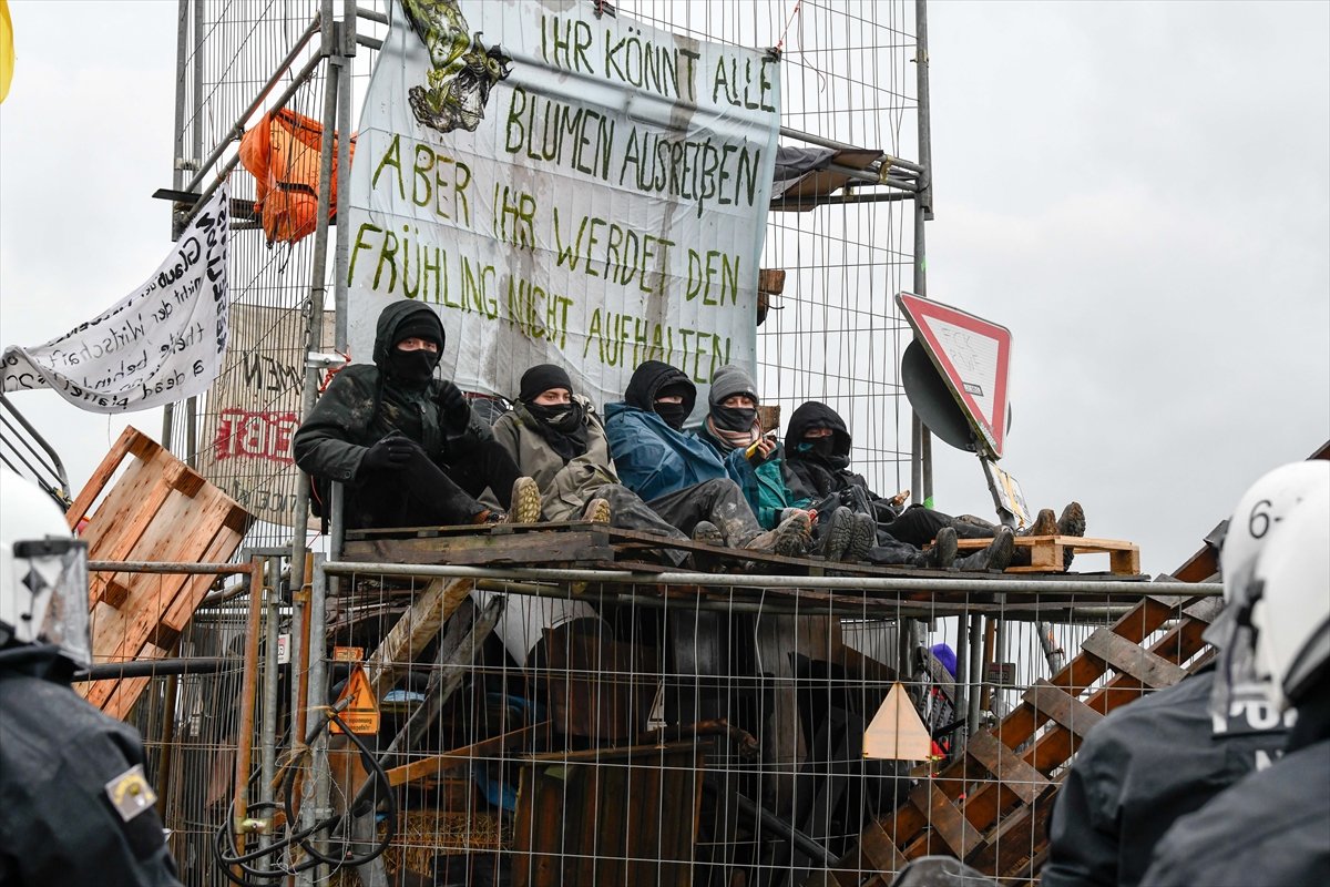 Almanya da polis, maden köyündeki çevrecilere müdahale etti #37
