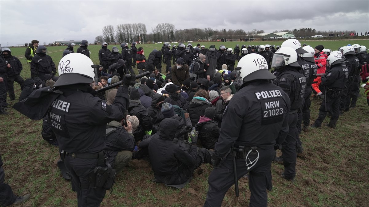Almanya da polis, maden köyündeki çevrecilere müdahale etti #7
