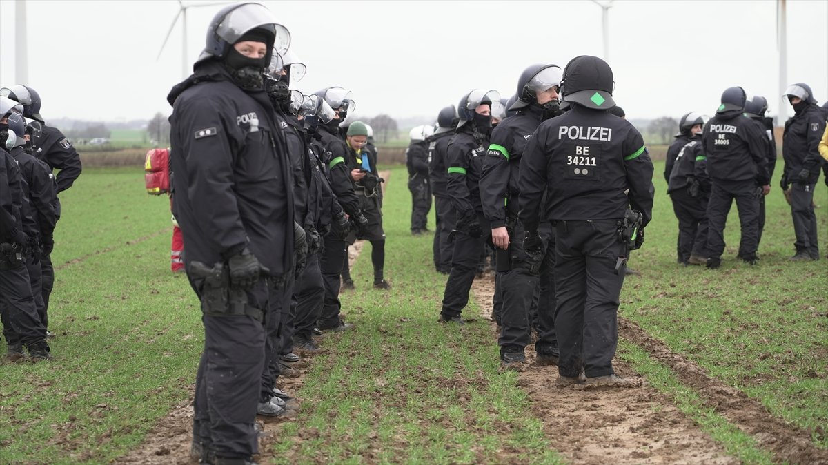 Almanya da polis, maden köyündeki çevrecilere müdahale etti #16