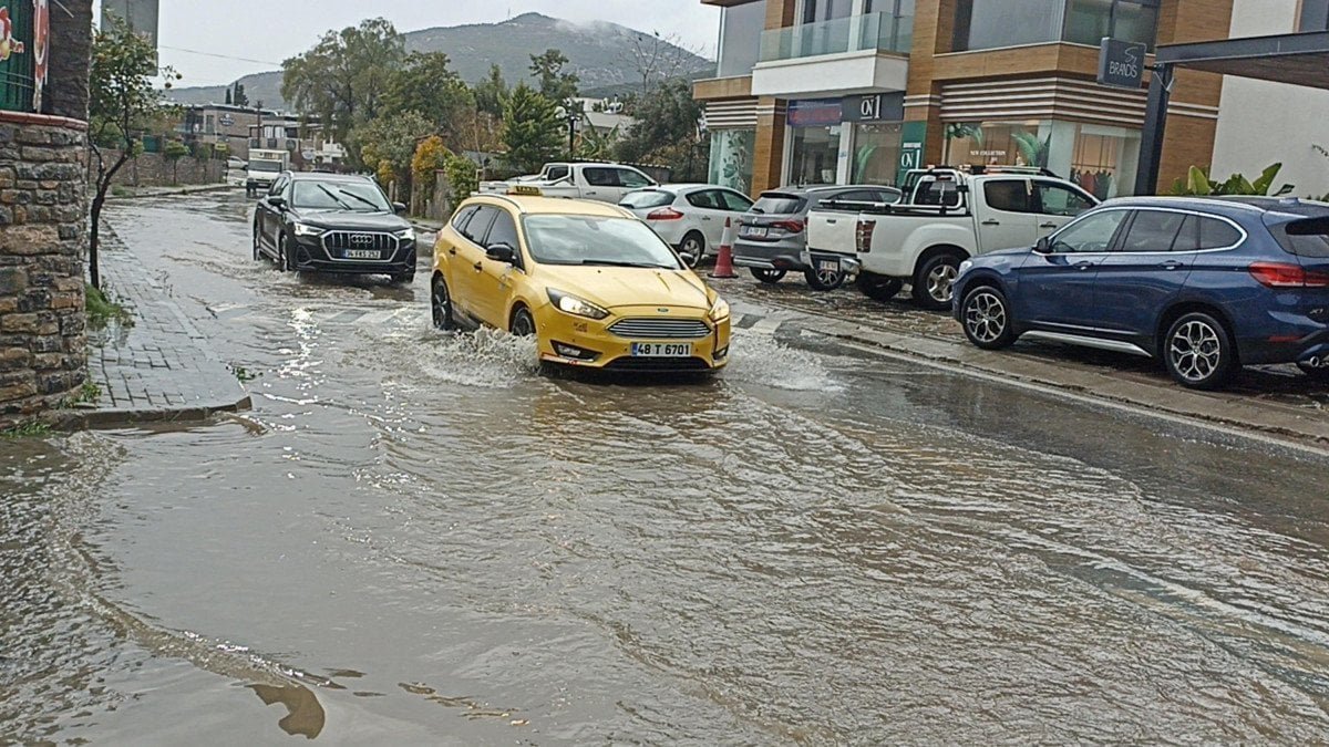 Antalya da kuvvetli yağmur hayatı felç etti #15