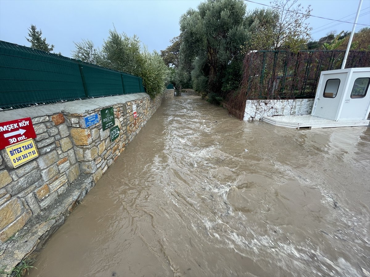 Antalya da kuvvetli yağmur hayatı felç etti #13