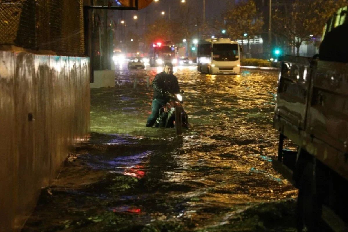 Antalya da kuvvetli yağmur hayatı felç etti #19