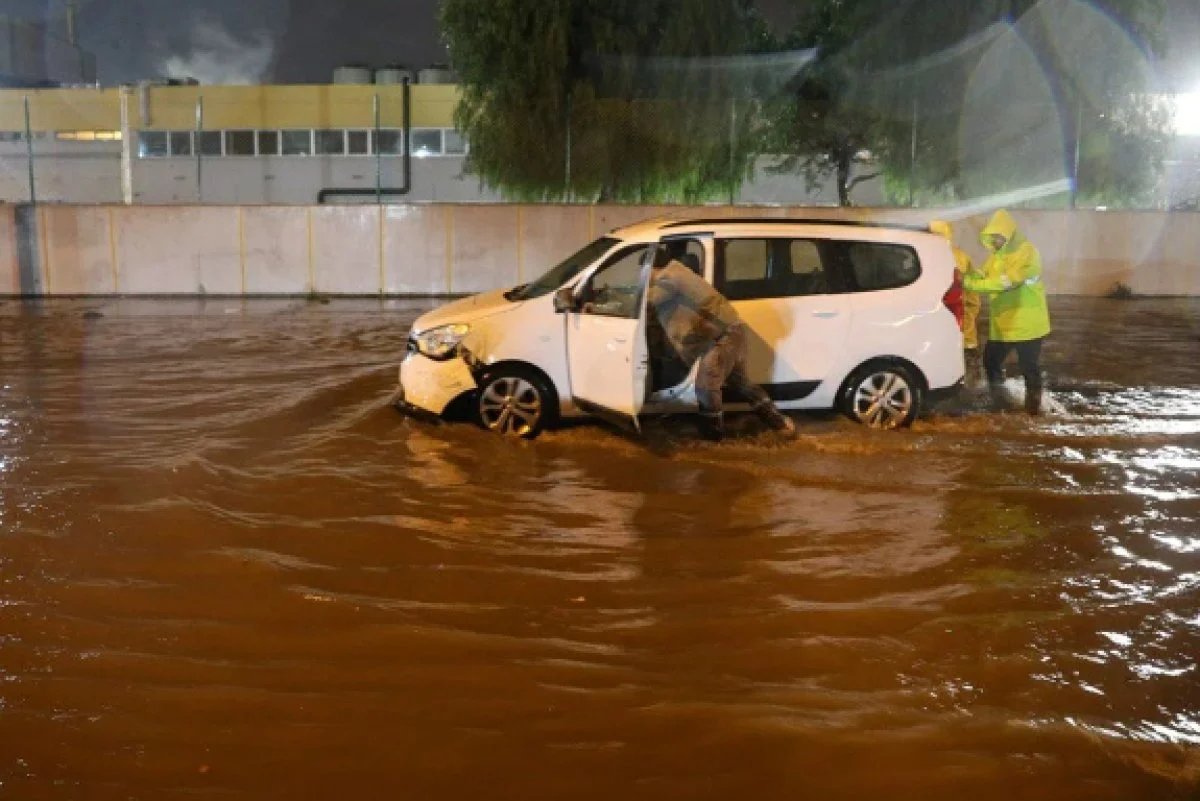 Antalya da kuvvetli yağmur hayatı felç etti #18