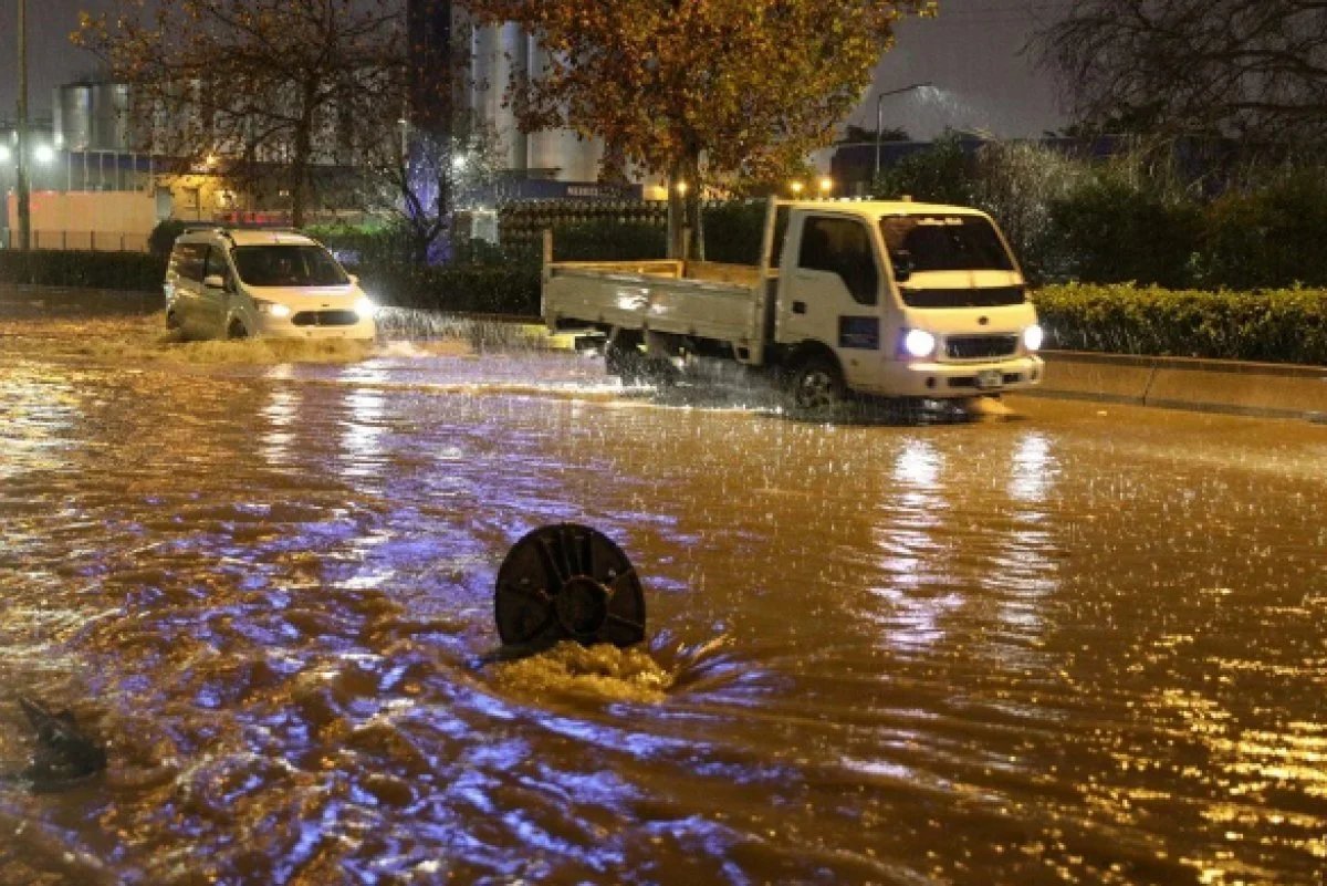 Antalya da kuvvetli yağmur hayatı felç etti #16