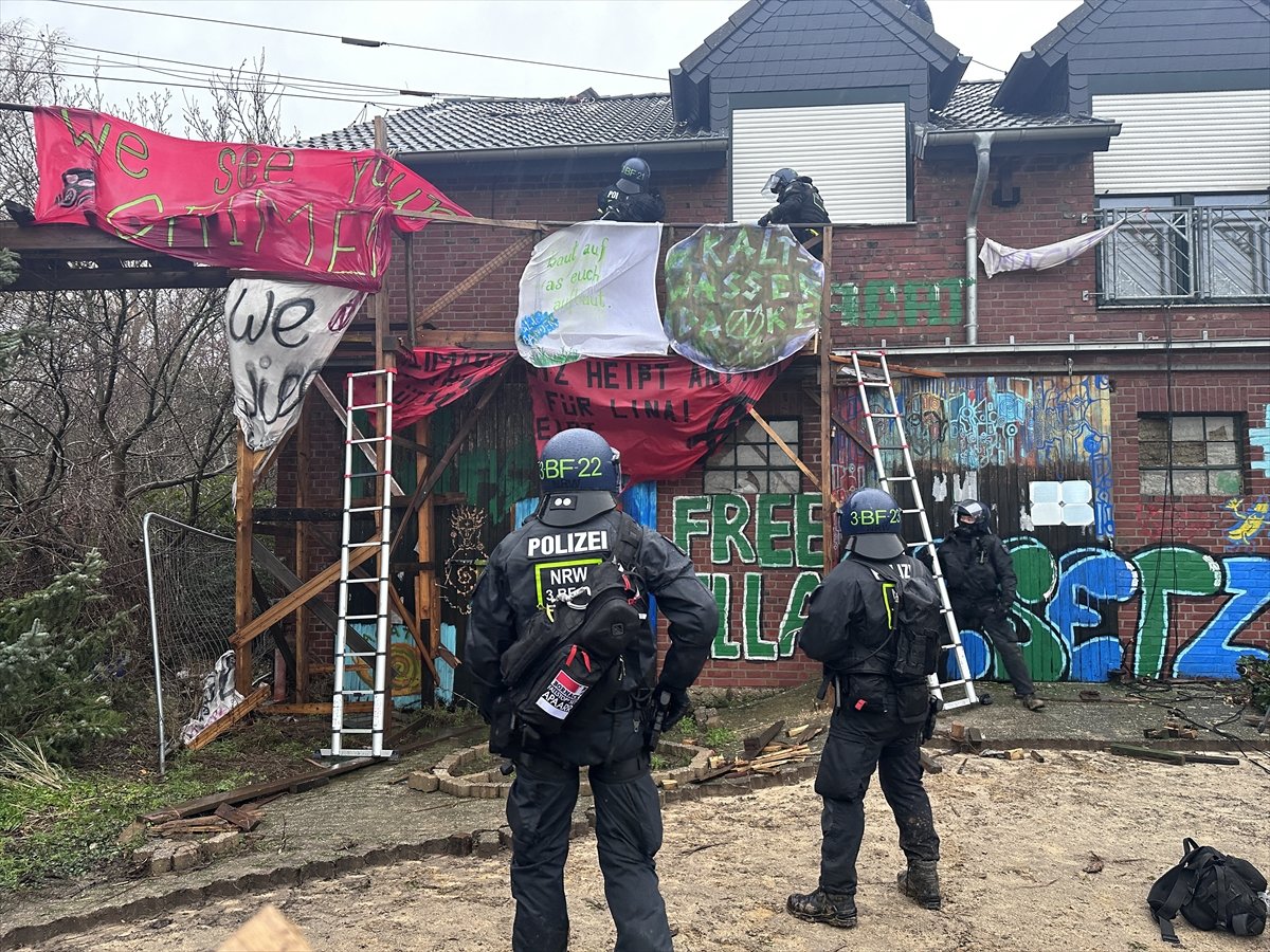 Almanya da polis, maden köyündeki çevrecilere müdahale etti #14