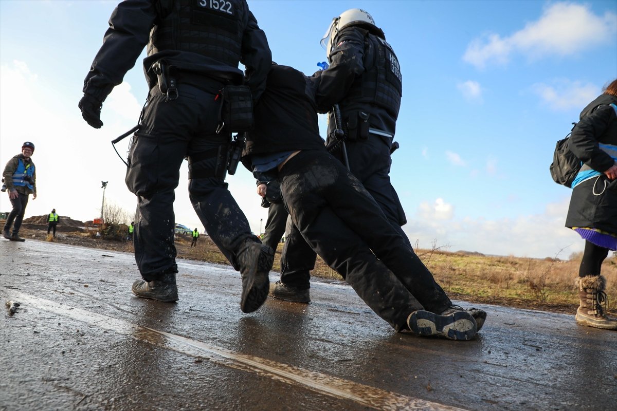 Almanya da polis, maden köyündeki çevrecilere müdahale etti #25