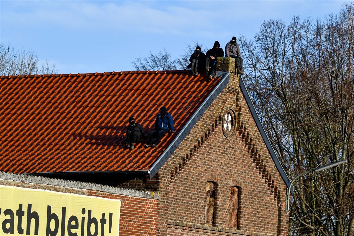 Almanya da polis, maden köyündeki çevrecilere müdahale etti #31