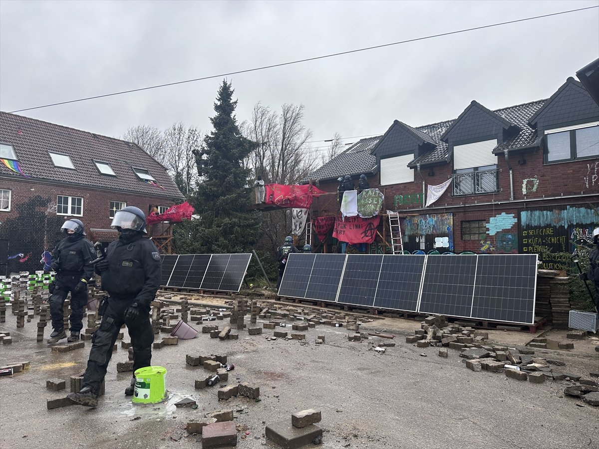 Almanya da polis, maden köyündeki çevrecilere müdahale etti #8