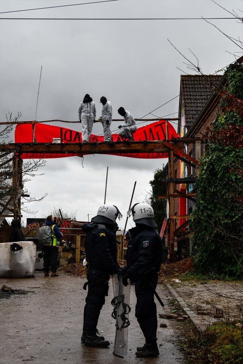 Almanya da polis, maden köyündeki çevrecilere müdahale etti #39