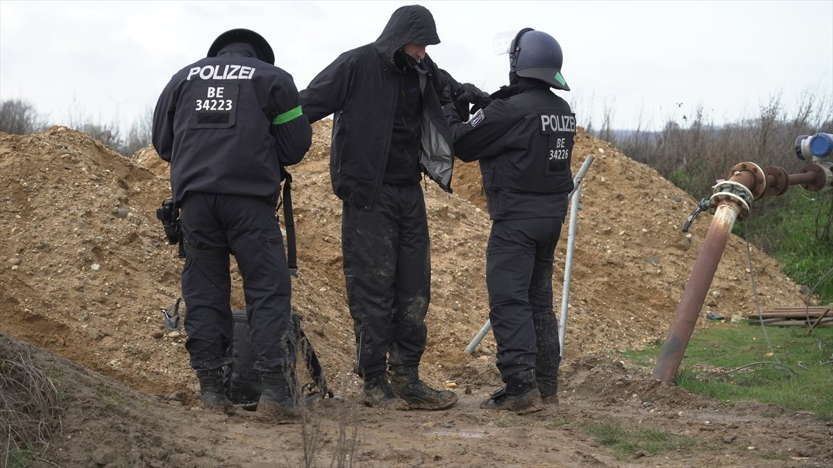 Almanya da polis, maden köyündeki çevrecilere müdahale etti #19