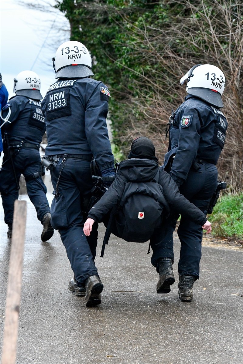 Almanya da polis, maden köyündeki çevrecilere müdahale etti #40