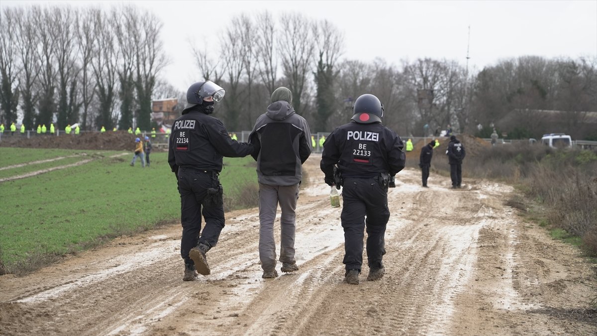 Almanya da polis, maden köyündeki çevrecilere müdahale etti #18