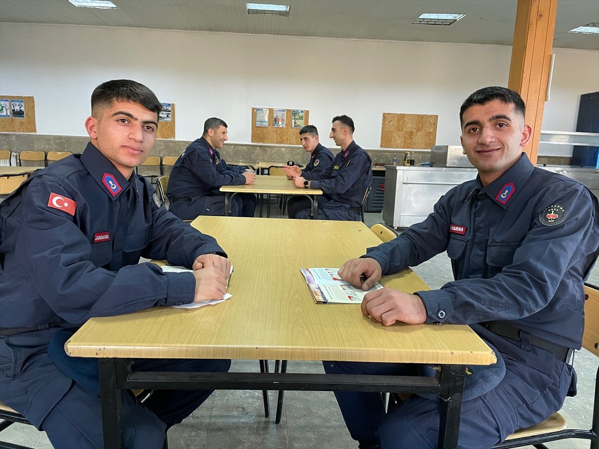 Bartın da 2 ikiz Mehmetçik görenleri şaşırtıyor #6