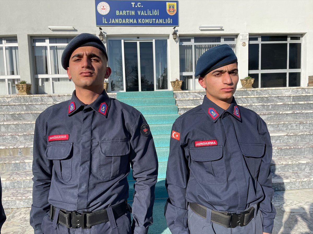 Bartın da 2 ikiz Mehmetçik görenleri şaşırtıyor #2
