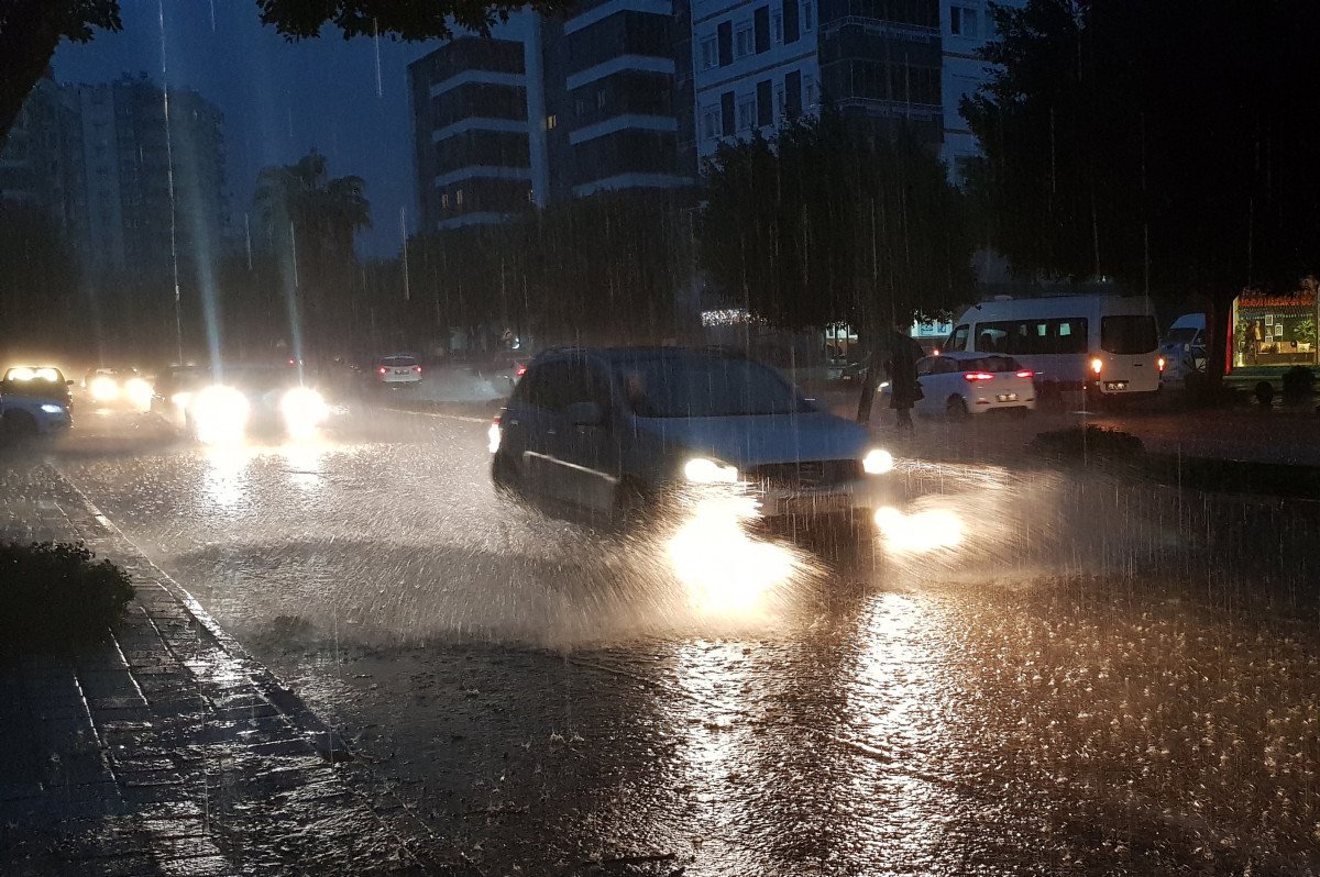 Antalya da kuvvetli yağmur hayatı felç etti #12