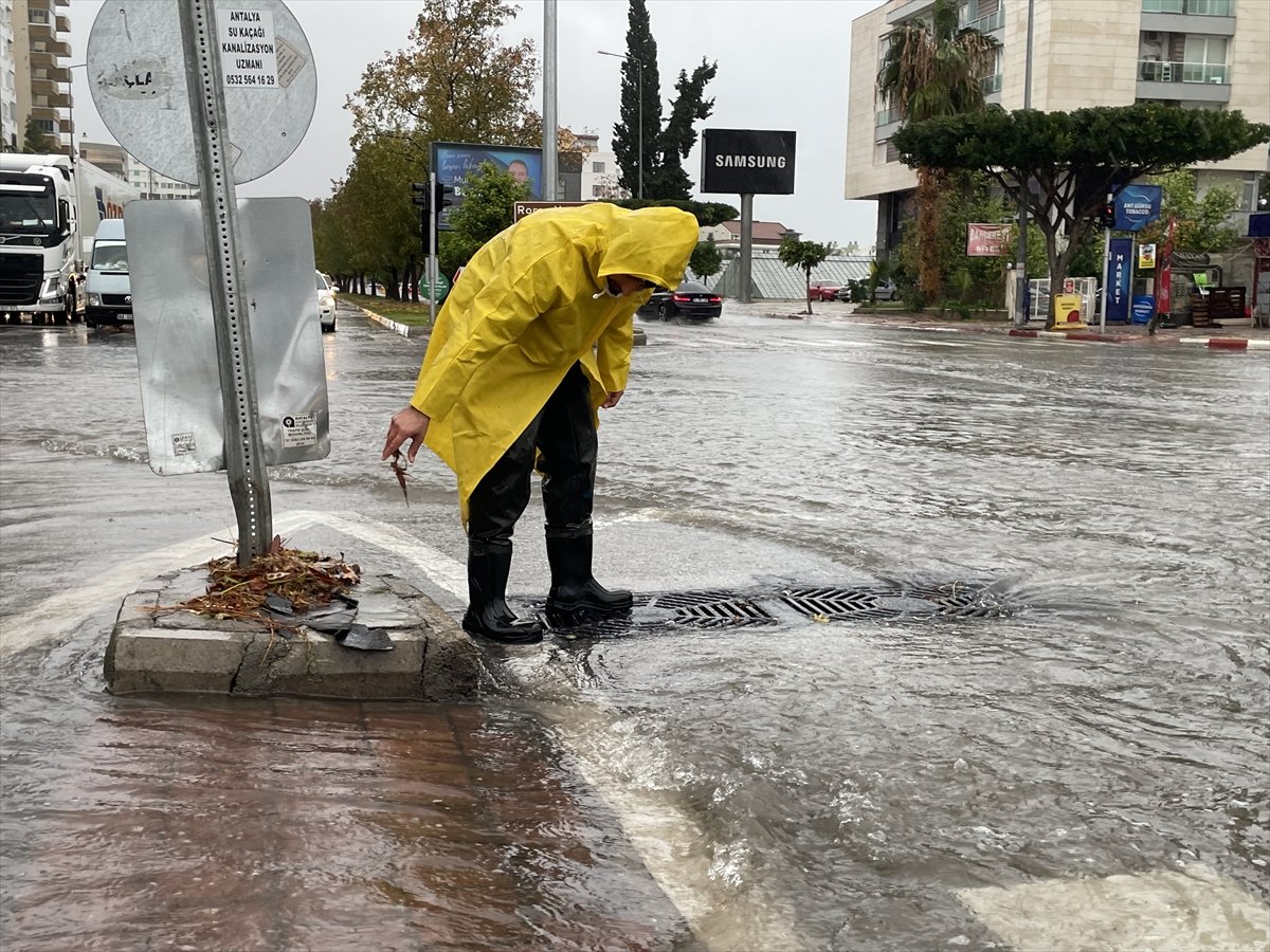 Antalya da kuvvetli yağmur hayatı felç etti #9