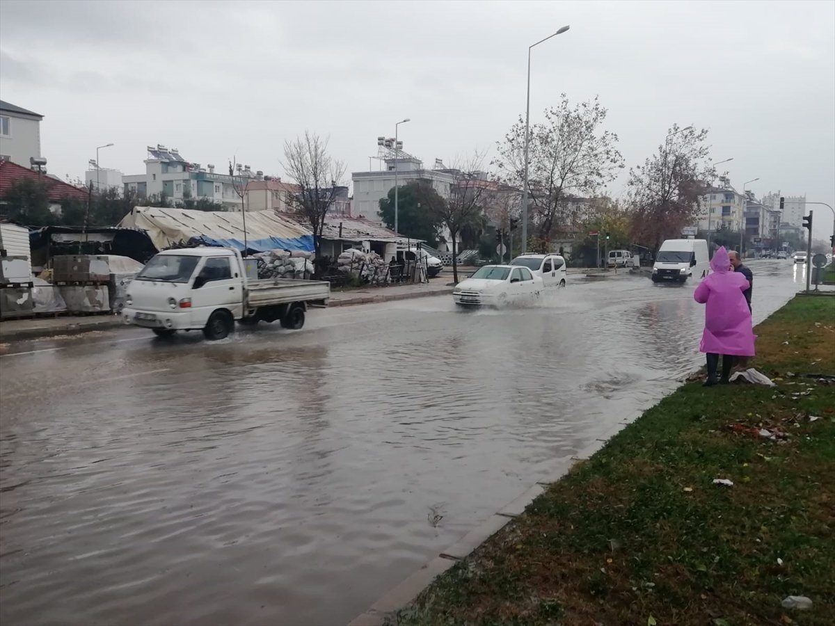 Antalya da kuvvetli yağmur hayatı felç etti #6