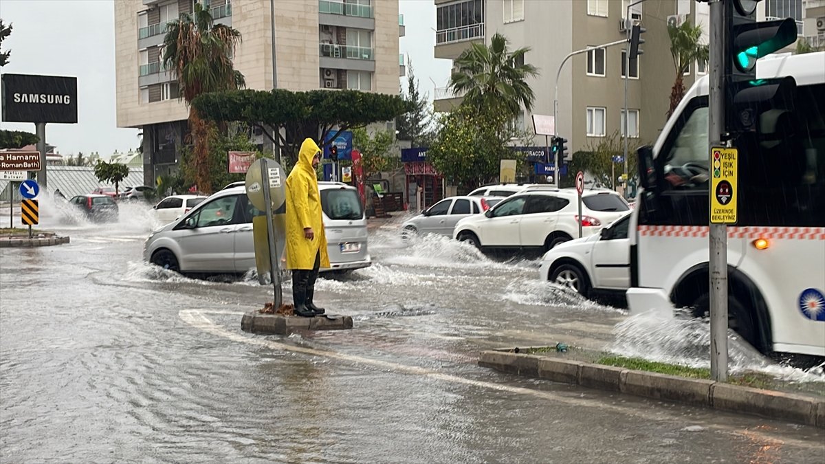 Antalya da kuvvetli yağmur hayatı felç etti #8
