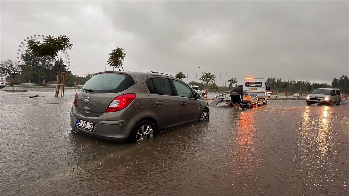Antalya da kuvvetli yağmur hayatı felç etti #7