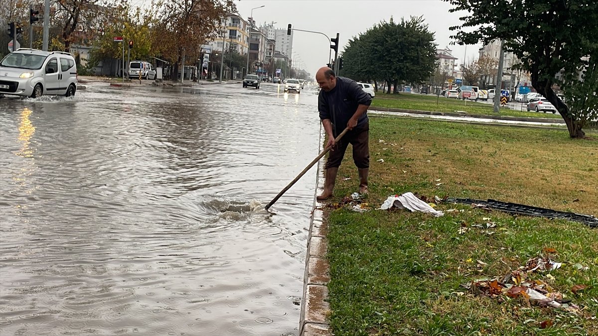 Antalya da kuvvetli yağmur hayatı felç etti #1