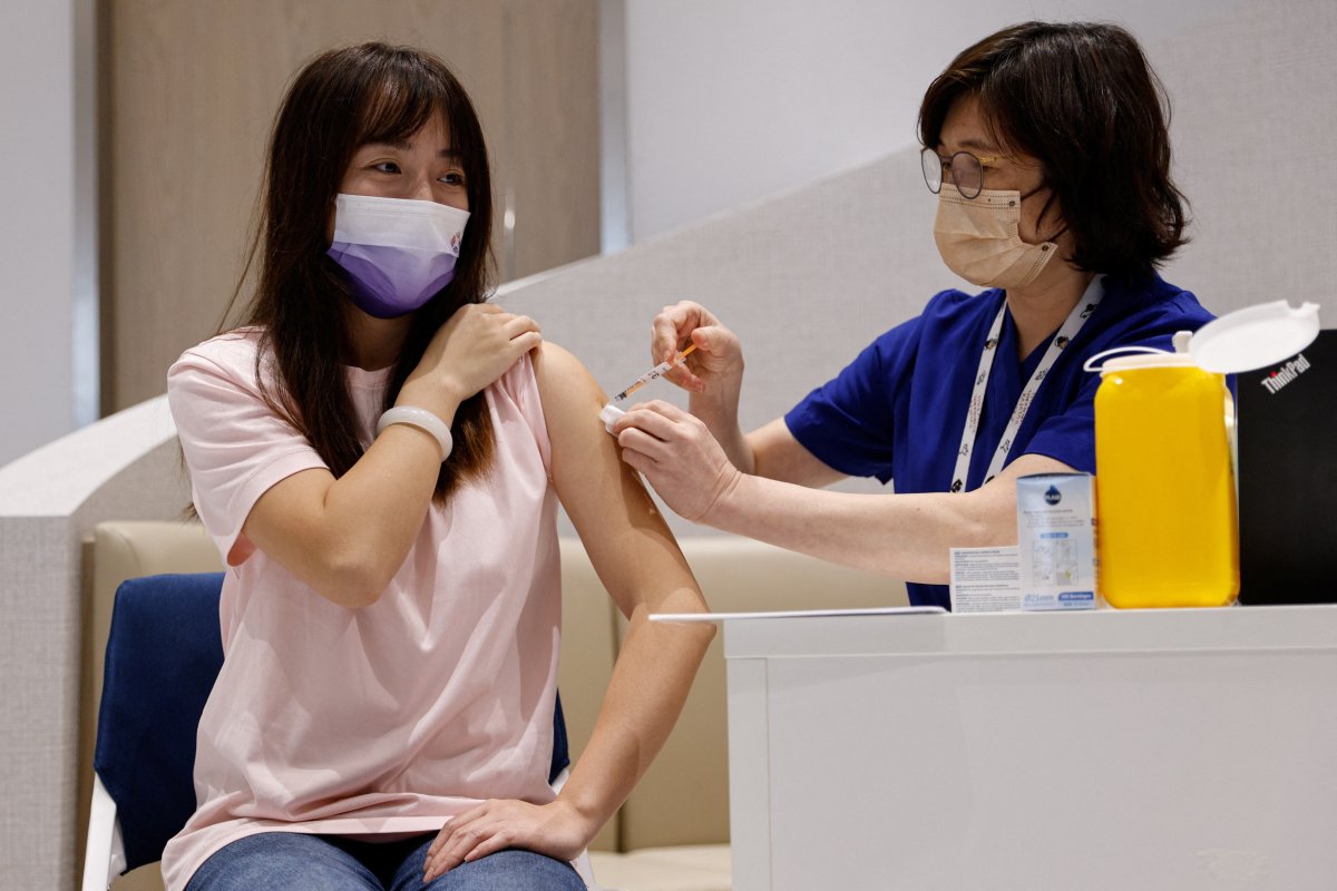 Çinliler, özel koronavirüs aşısı için Hong Kong a akın ediyor #4