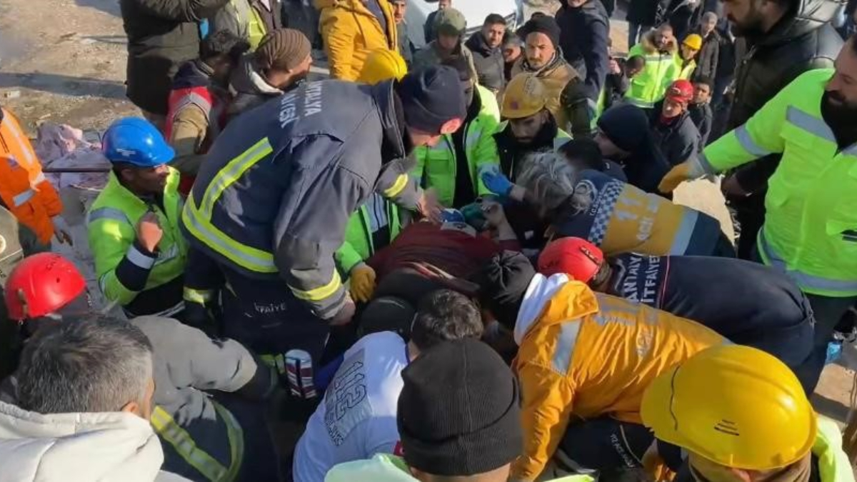 Hatay'da enkaz altındaki kadın 55 saat sonra kurtarıldı