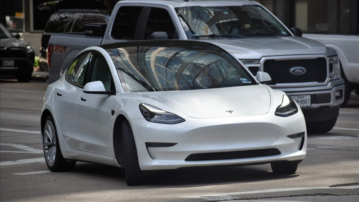 Tesla hakkında inceleme kararı: Direksiyon yerinden çıkıyor