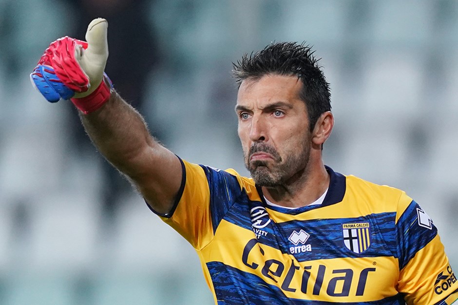 Futbolu bırakan Buffon Milli Takım'da