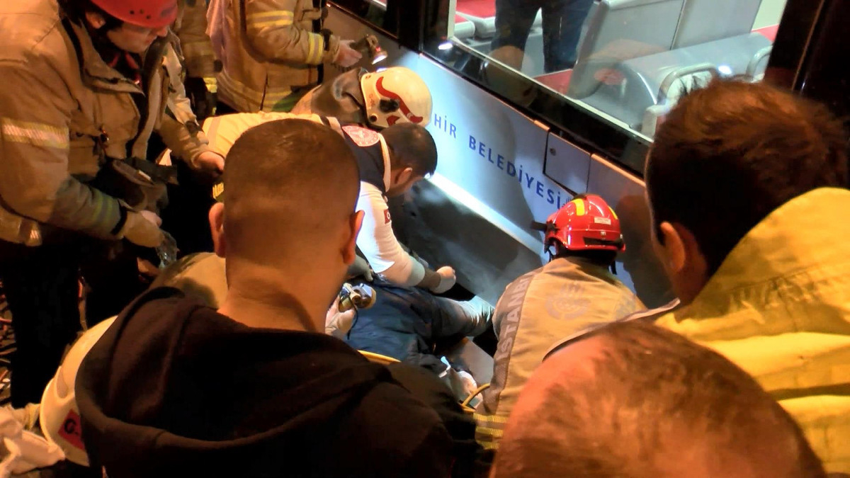 İstanbul'da tramvay ile peron arasına sıkışan şahıs yaralı kurtarıldı