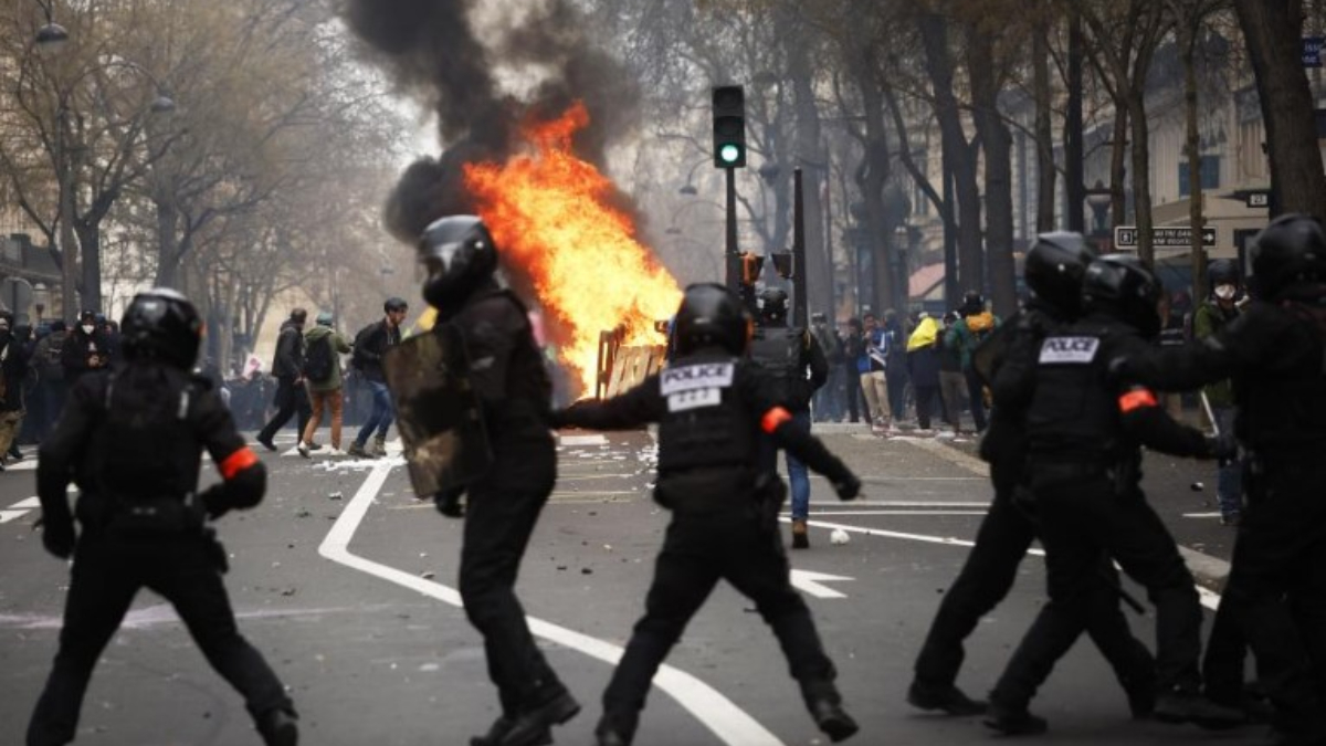 Fransa'da polis emeklilik reformu karşıtı göstericilerle çatıştı