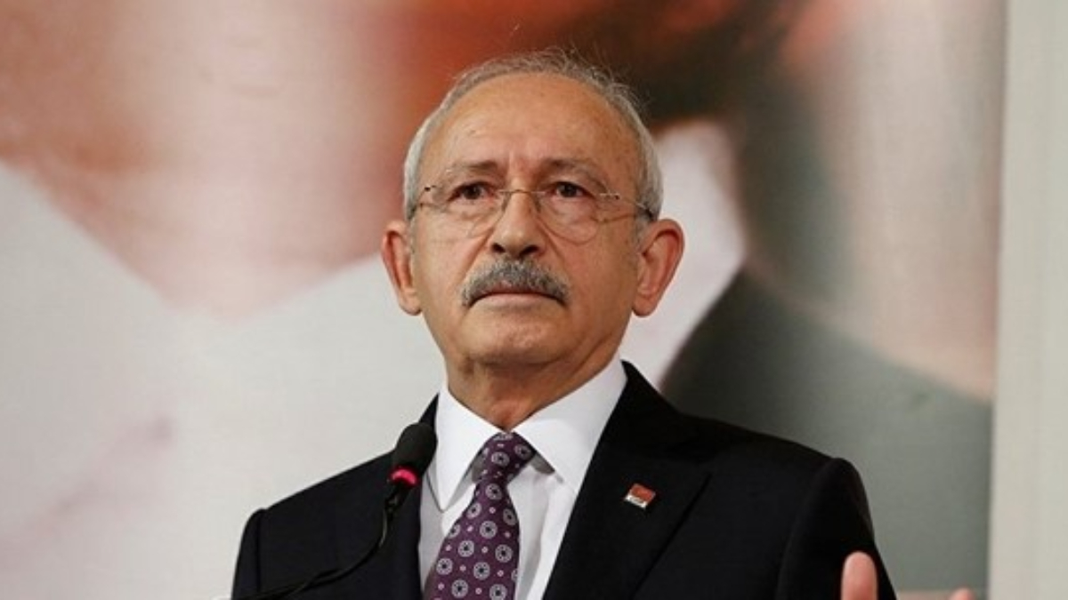 Kemal Kılıçdaroğlu nun seccadeye basması akıllara terör örgütü başı Fetullah