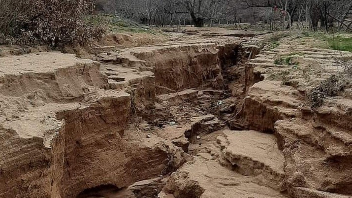 Elazığ'da sağanak yağış Köy yolu ikiye ayrıldı