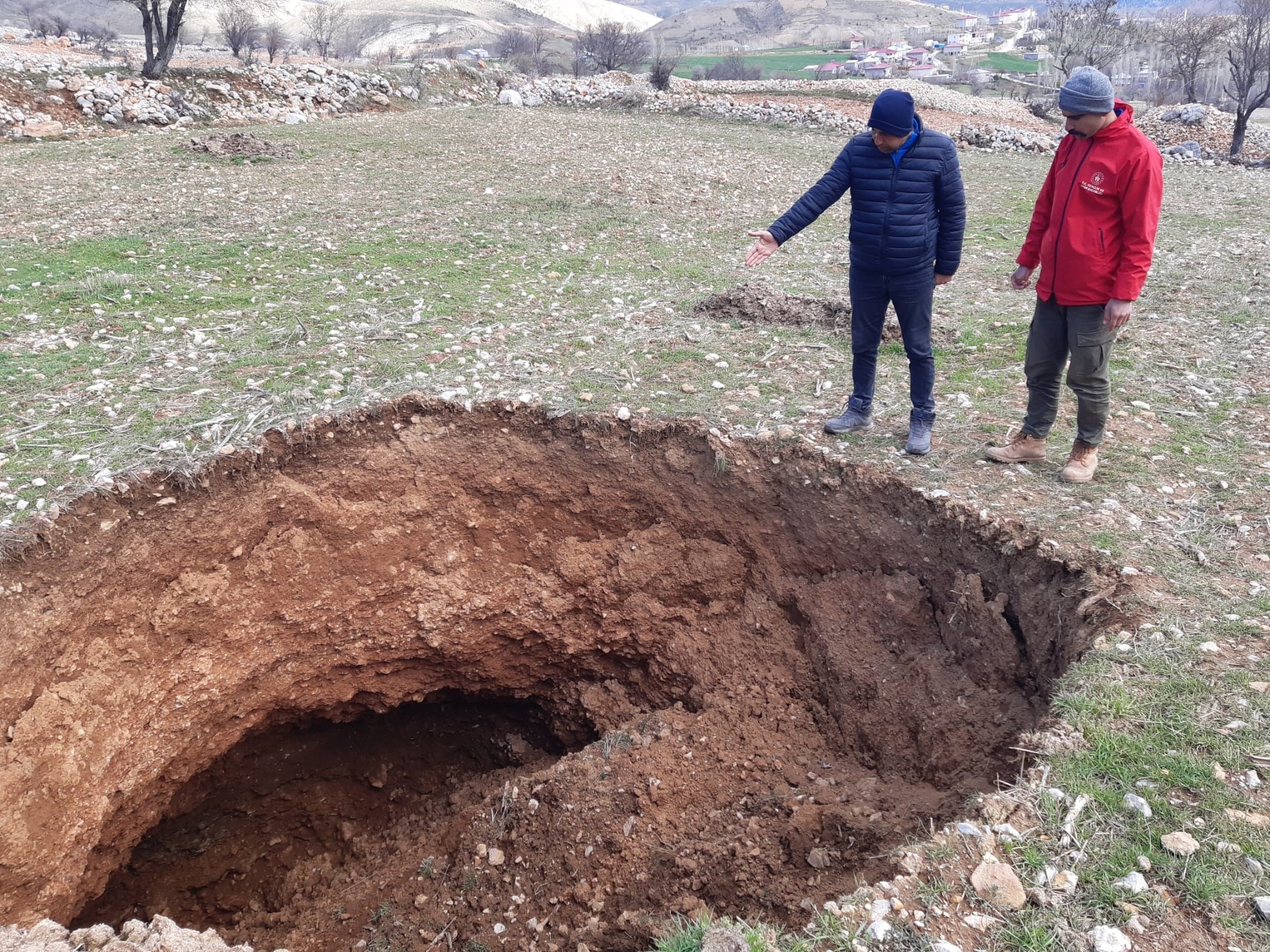 Nurhak ta deprem sonrası obruklar oluşmaya başladı