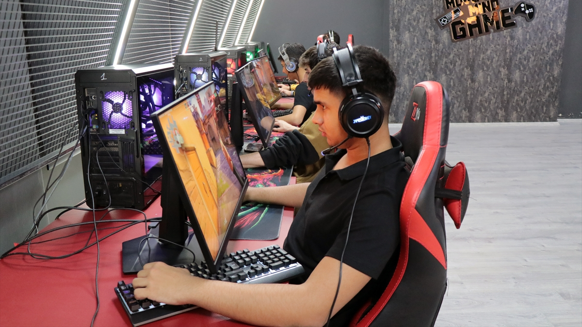 Kayseri'de oyun meraklısı gençler, e-spor ile dünyaya açılıyor