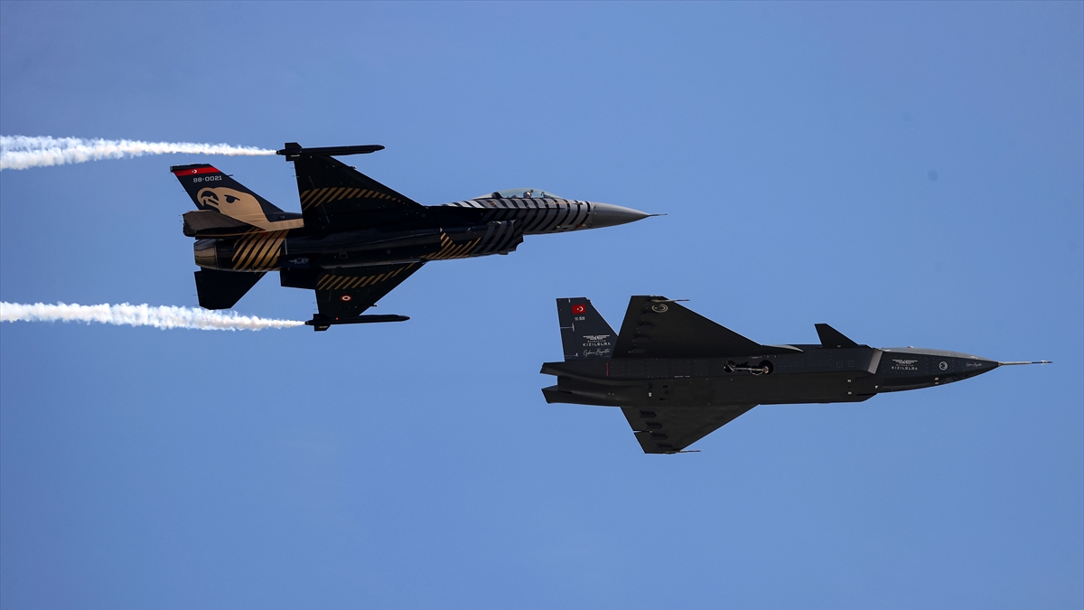 Kızılelma ve SOLOTÜRK'ten birlikte tarihi uçuş