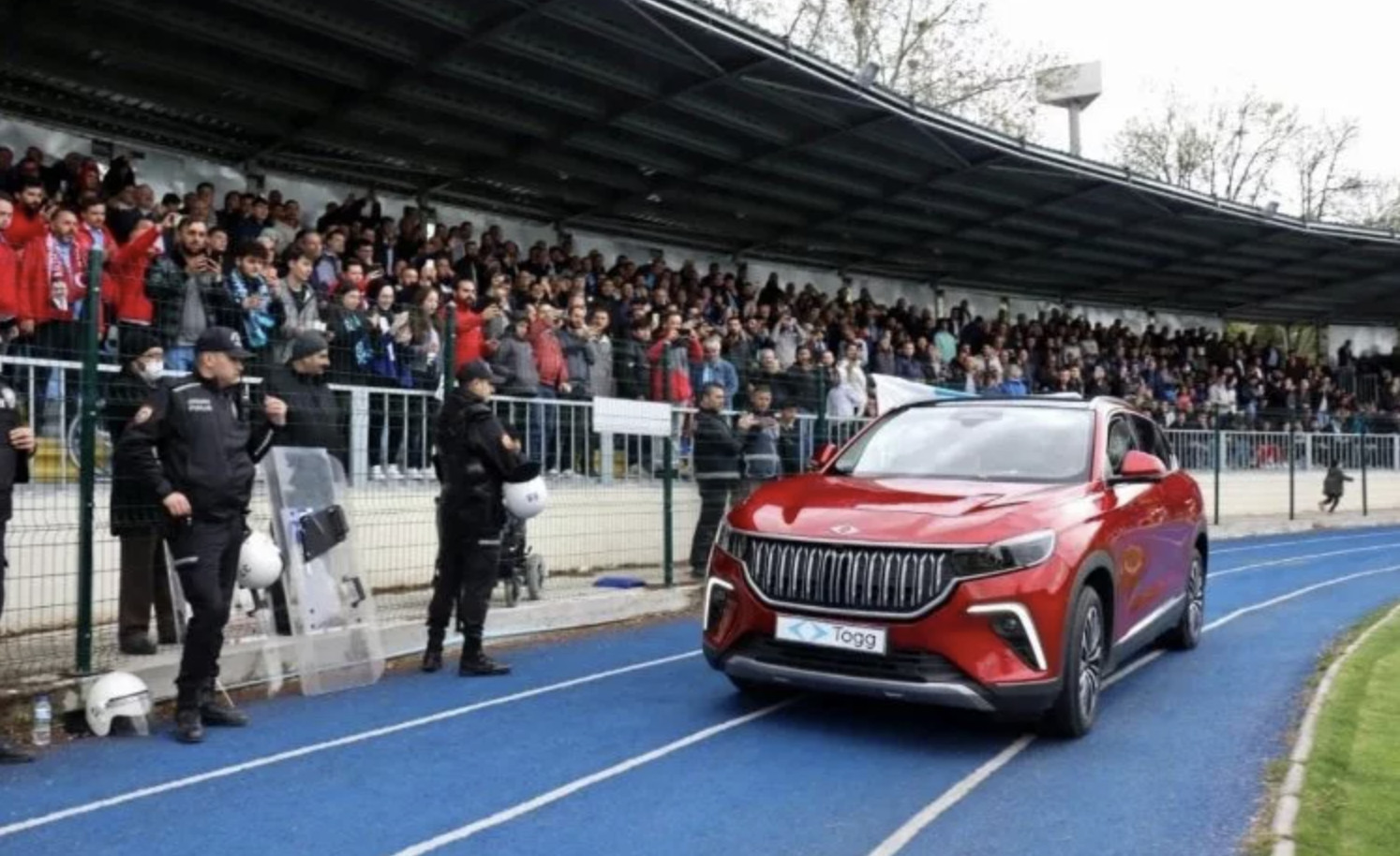 Eskişehirspor taraftarları Togg'a ayran ve bozuk para attı