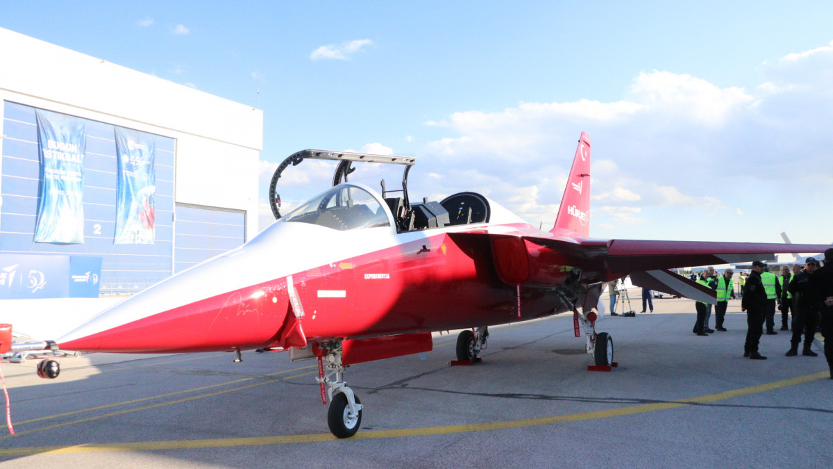 HÜRJET, yerli kokpit kontrol panelleri ile uçuyor