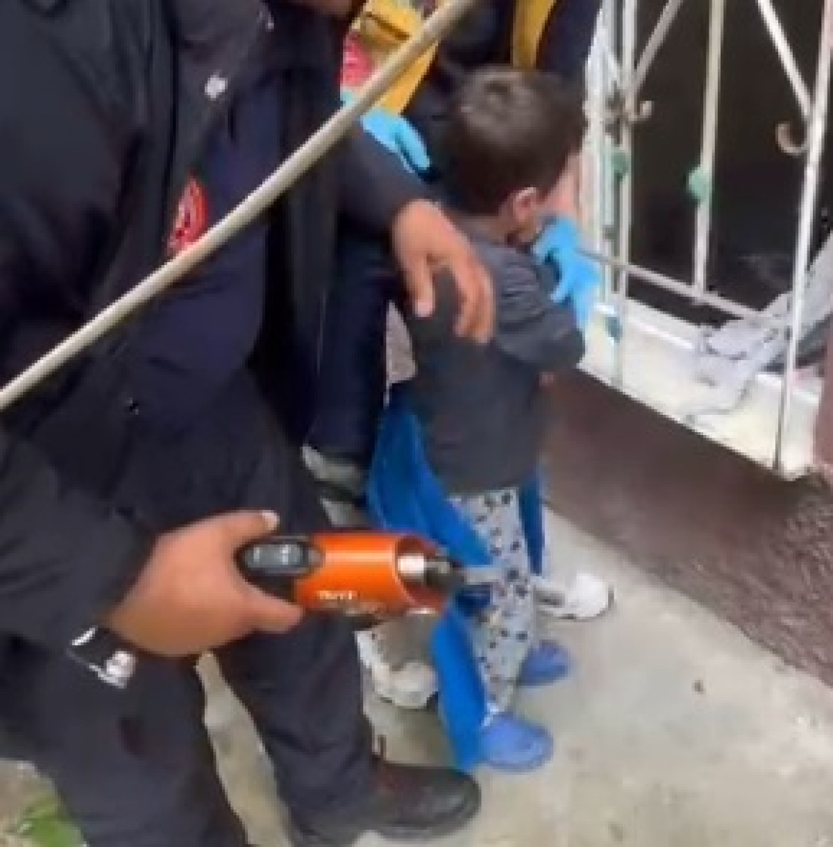 Kayseri'de kafası pencere demirine sıkışan çocuk kurtarıldı