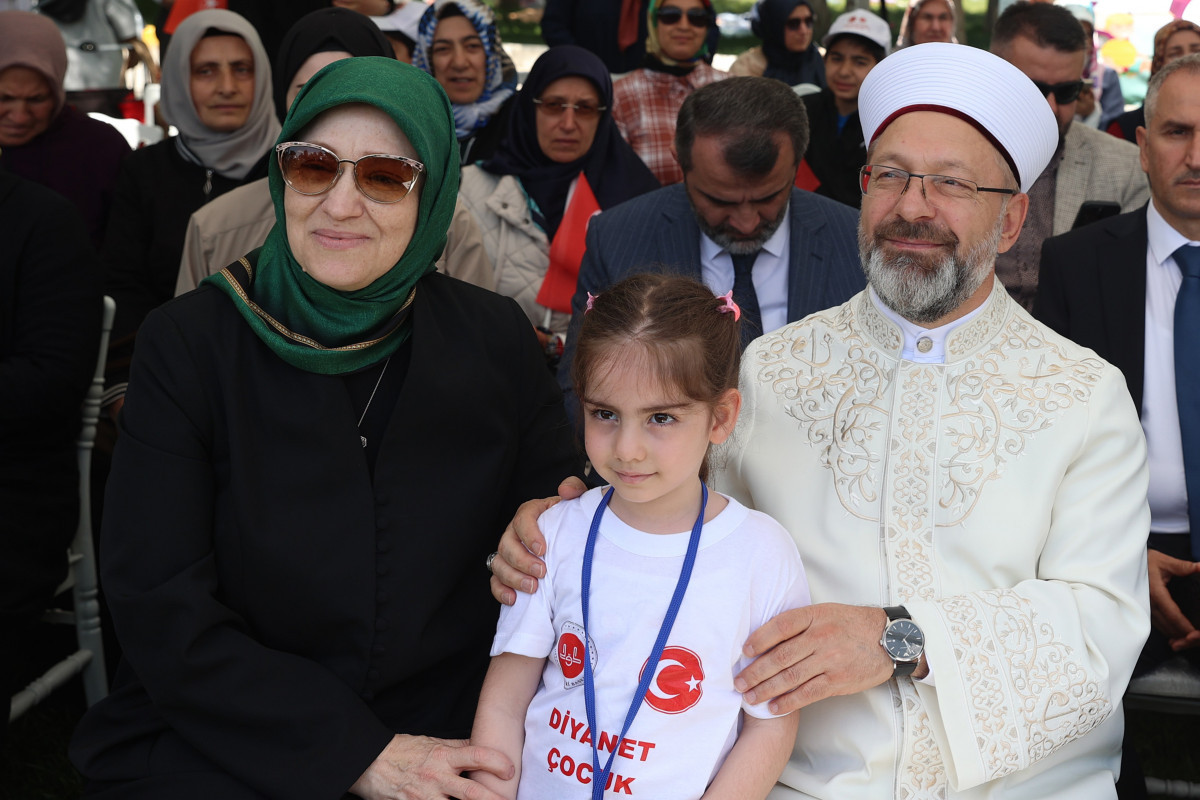 Diyanet İşleri Başkanı Ali Erbaş Bayrağını seven çocuklar yetiştirmenin gayretindeyiz