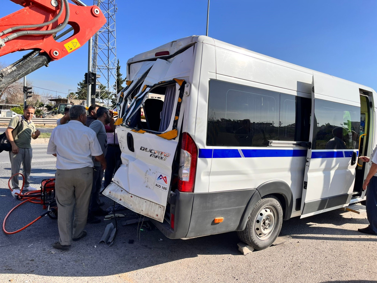 Tarsus'ta işçi servisi ile kamyon çarpıştı 8 yaralı