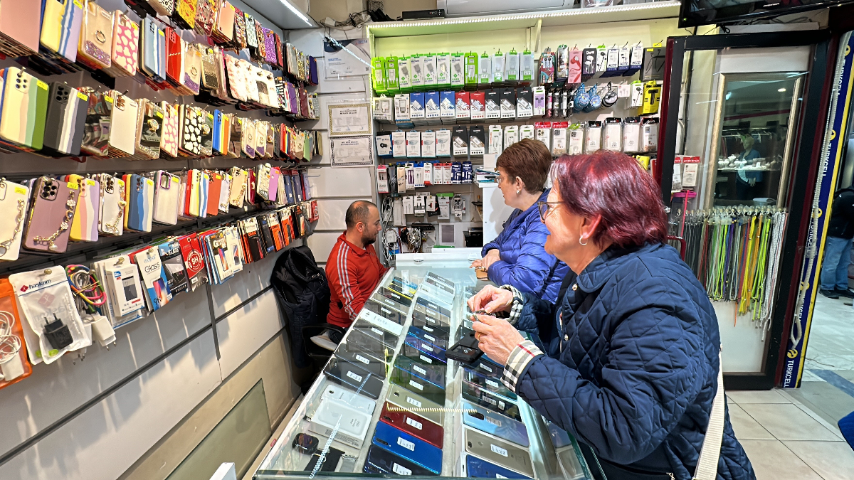 Sıfır telefon alamayanlar tamircilere koşuyor