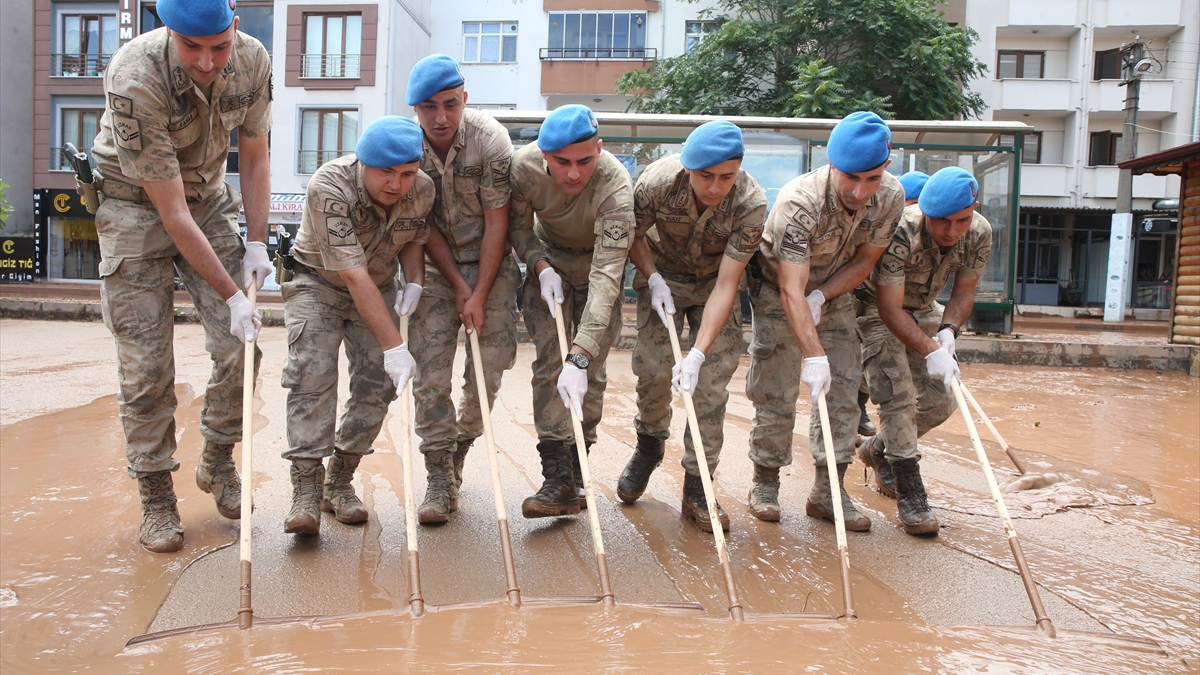 Bartın'da sel sularının çekildiği bölgelerde temizliğe Mehmetçik de destek veriyor