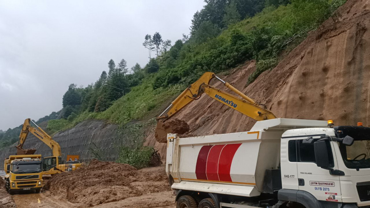 Bolu Dağı'nda heyelan temizliği