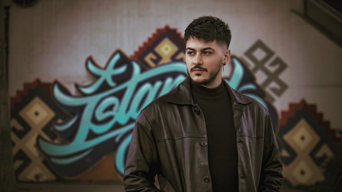Semicenk sahneden erken indi