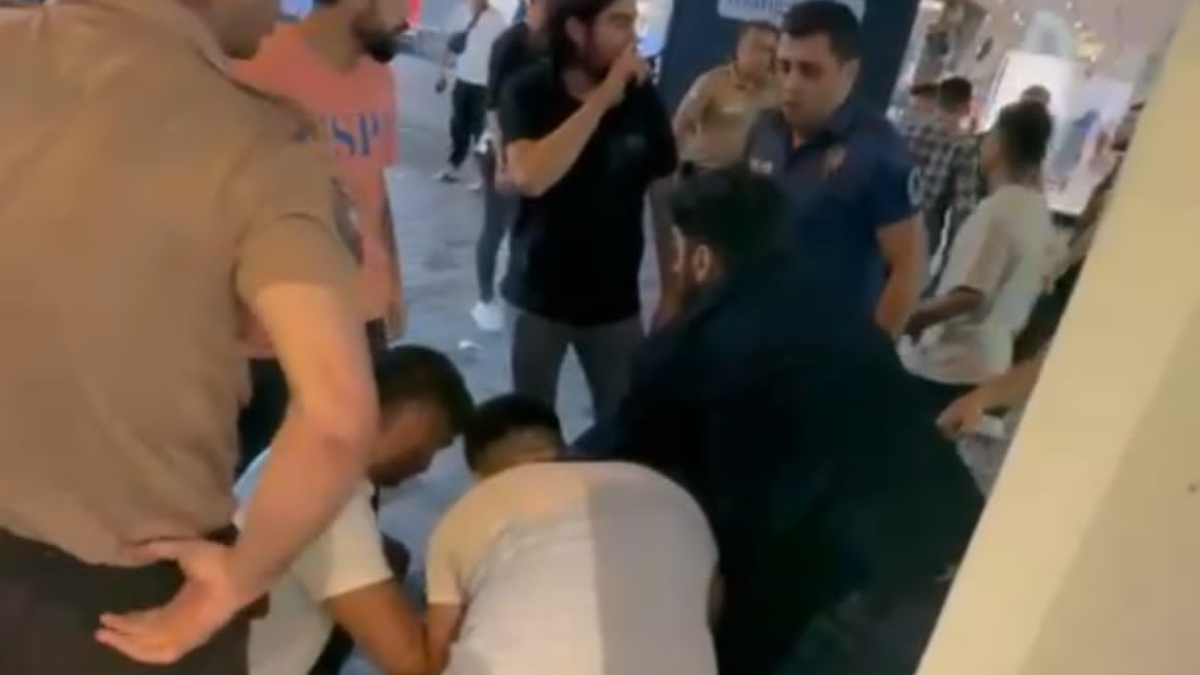 Taksim'de gençlerin torpil oyunu bomba sanıldı