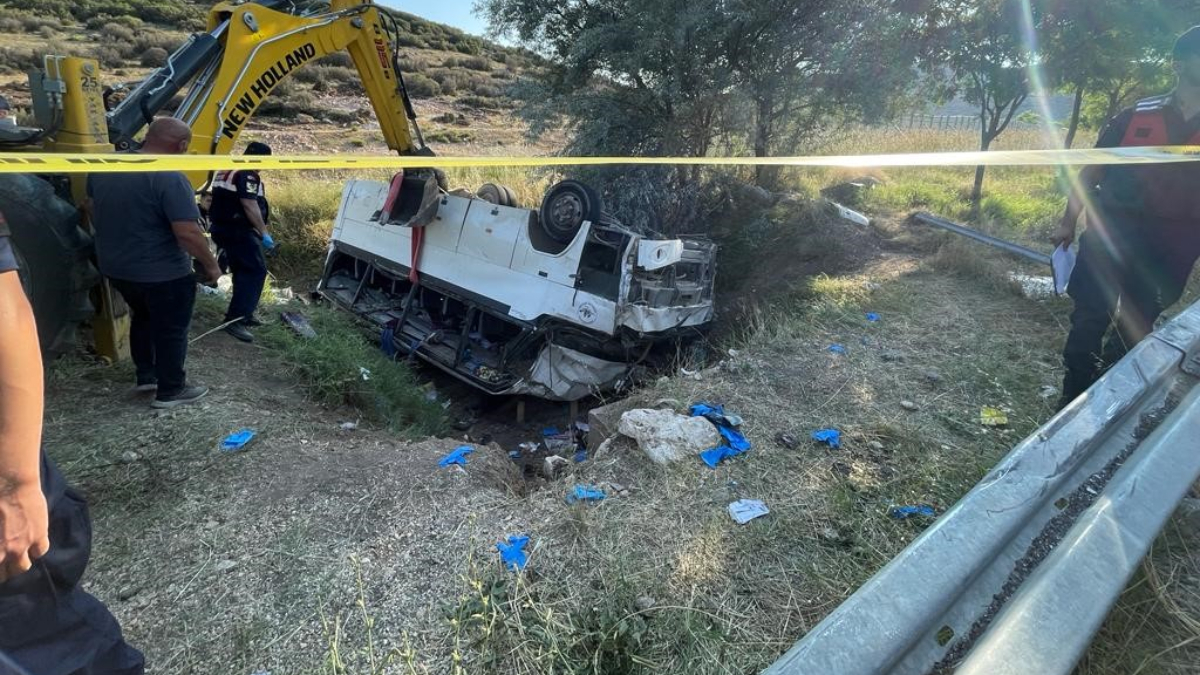Isparta'da midibüs ile hafif ticari araç çarpıştı: 1 ölü, 35 yaralı