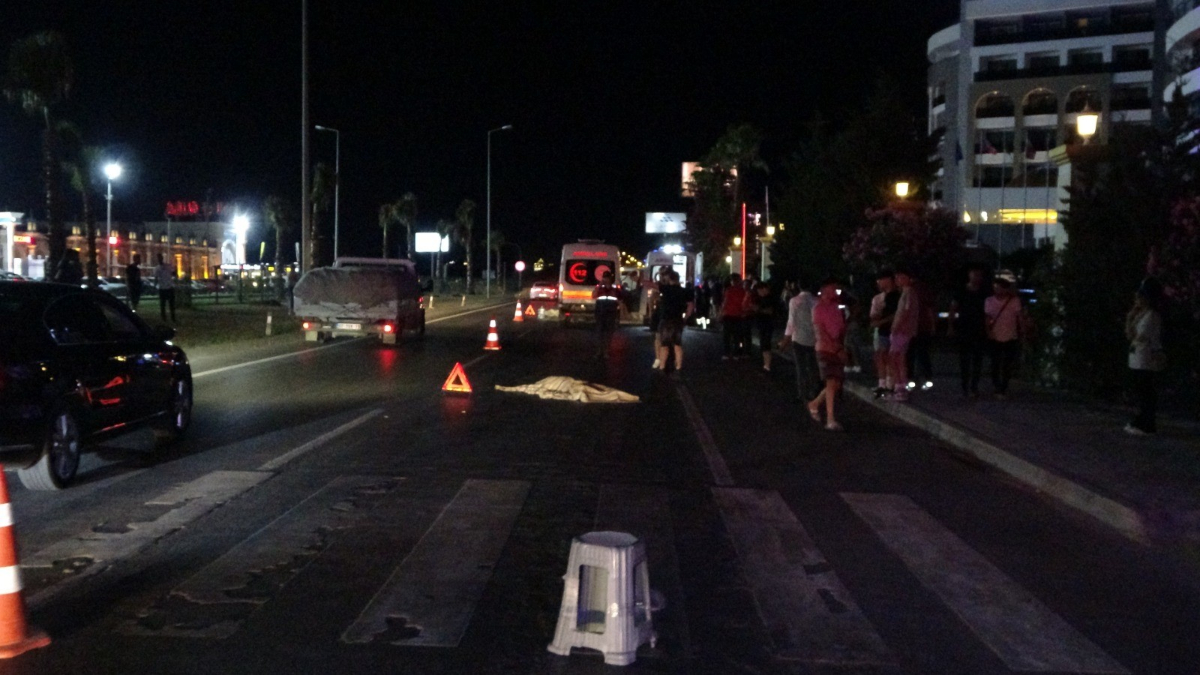 Antalya'da tur midibüsü turistlerin arasına daldı: 2 ölü