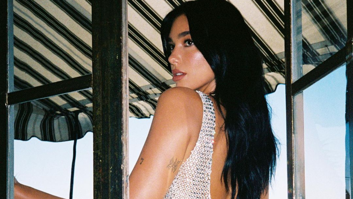 Dua Lipa baştan sona file giydi, o detaya bakan gözlerini alamadı! "Dualarımızdasın"